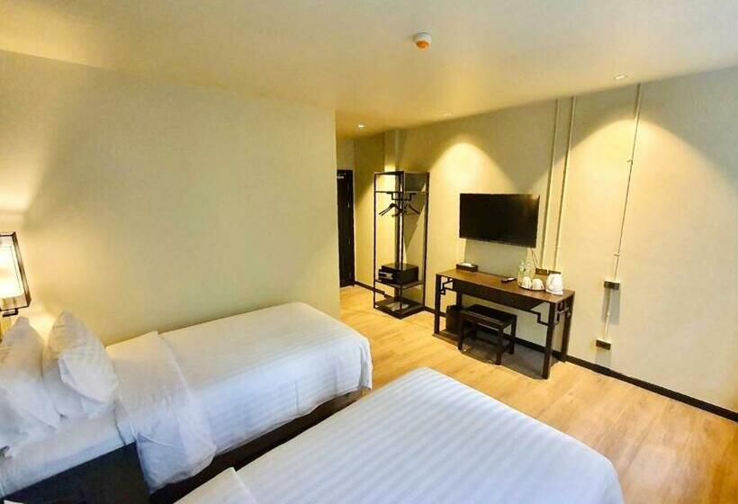 اتاق سوپریور, Old Thai Heng