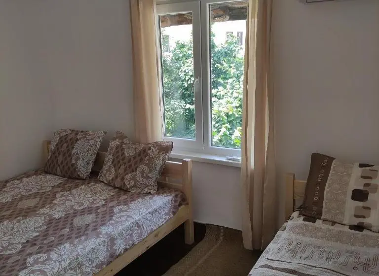 庭の見えるスタンダードトリプルルーム, Mercury Guest House