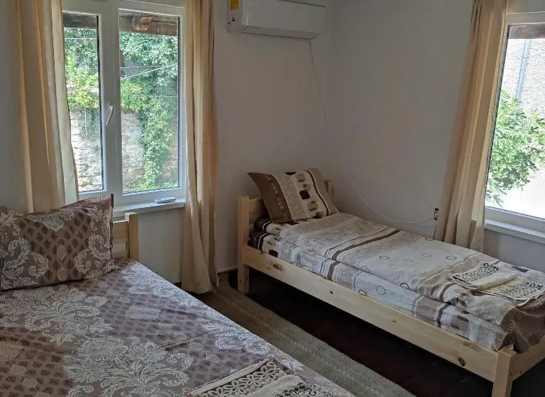 庭の見えるスタンダードトリプルルーム, Mercury Guest House