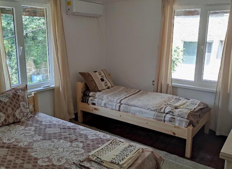 庭の見えるスタンダードトリプルルーム, Mercury Guest House