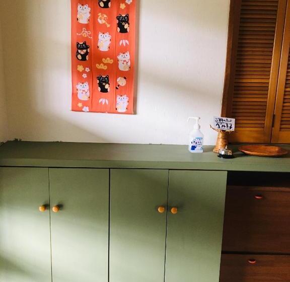 חדר סטנדרט לשלושה, Radish House