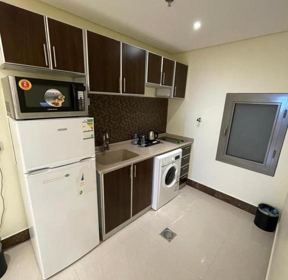 דירת שלושה חדרים, شقة فاخرة بالخبر  حي الحمراء