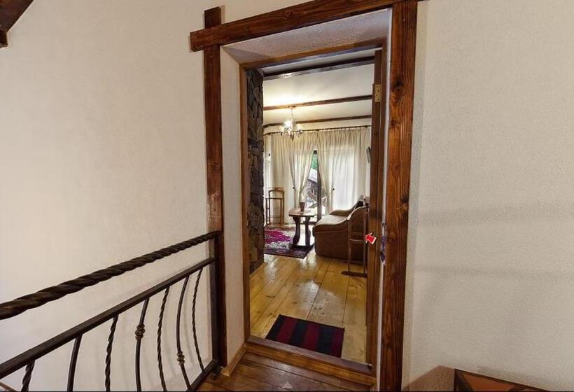 اتاق استاندارد چهارنفره با بالکن, Chalet Vedmezhe