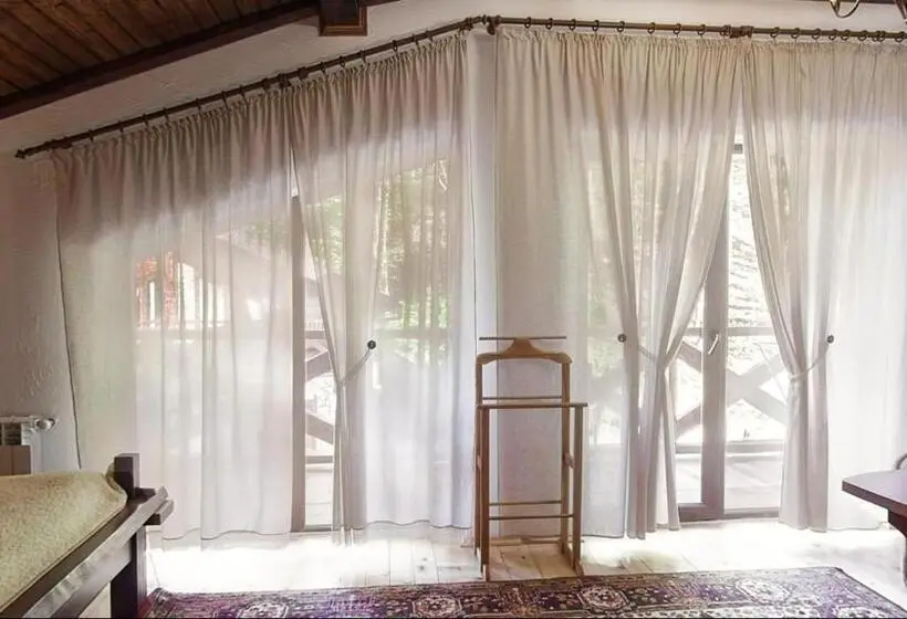 اتاق استاندارد چهارنفره با بالکن, Chalet Vedmezhe