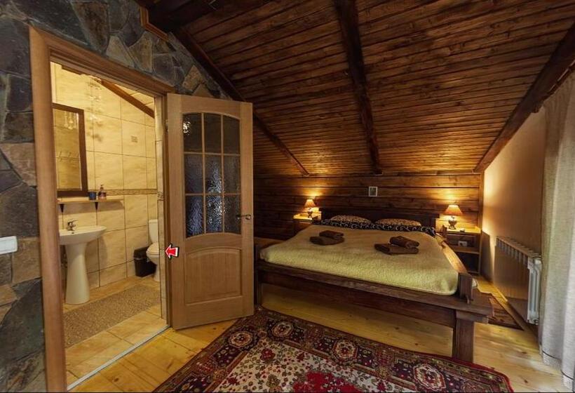 اتاق استاندارد چهارنفره با بالکن, Chalet Vedmezhe