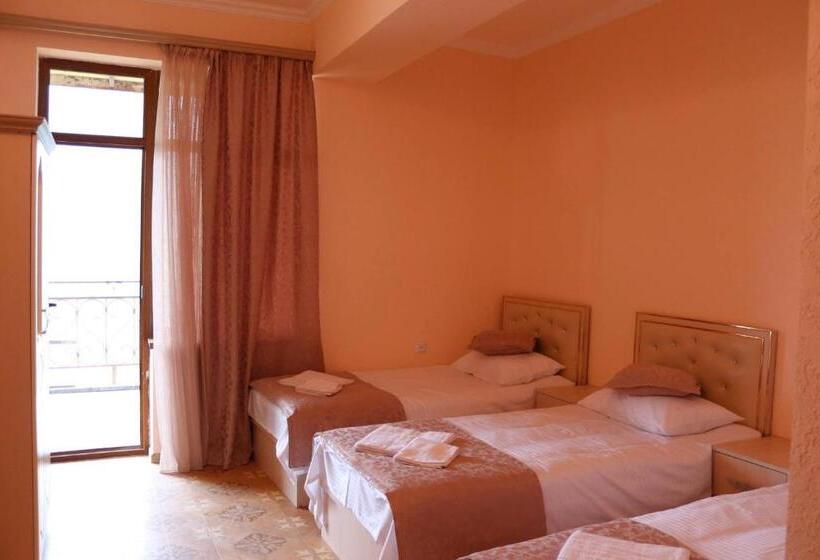 חדר סטנדרט לשלושה, Dzorak