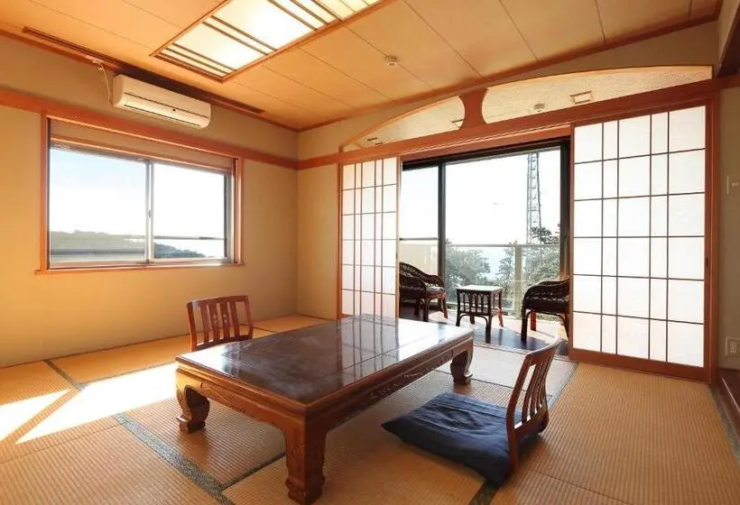スタンダード４人部屋, Manazuru Marin