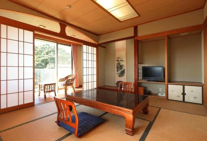 スタンダード４人部屋, Manazuru Marin