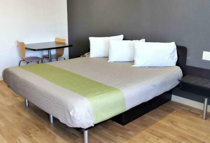 キングサイズベッドのデラックスルーム, Studio 6 Fresno, Ca   Extended Stay