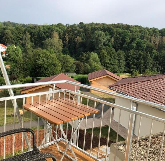 חדר סטודיו סטנדרד, Carolinger Hüttendorf