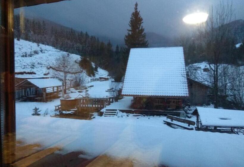 Трехместный Номер Стандарт с Балконом, під горбком