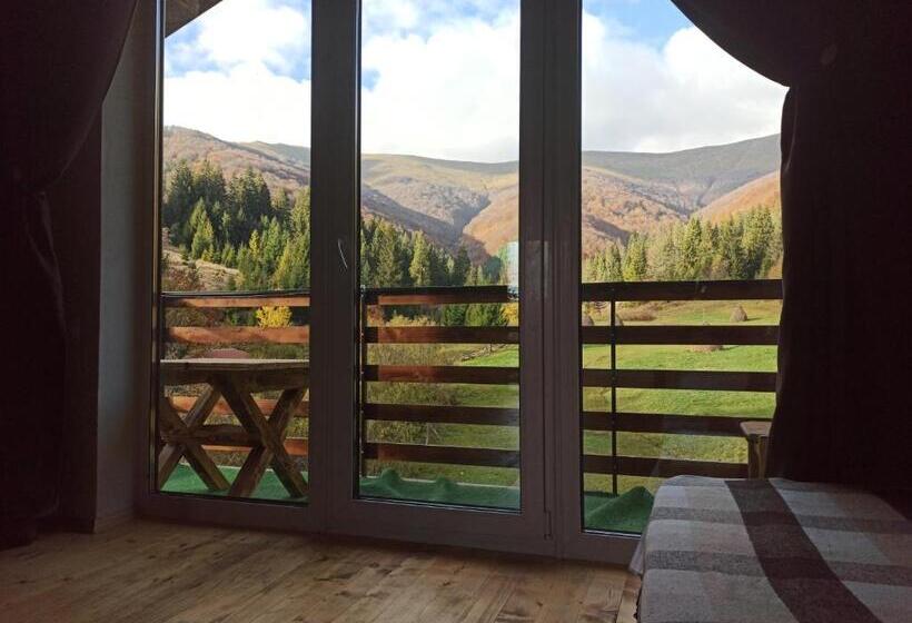 Семейный Номер Вид на Горы, під горбком