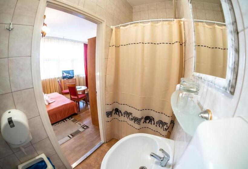 חדר משפחתי, Dzsungel