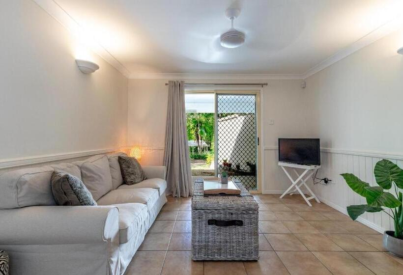 חדר אקונומי, Woodford Gardens