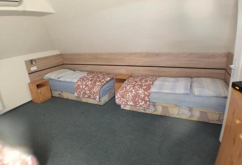 غرفة قياسية رباعية, Patavár Panzió étterem