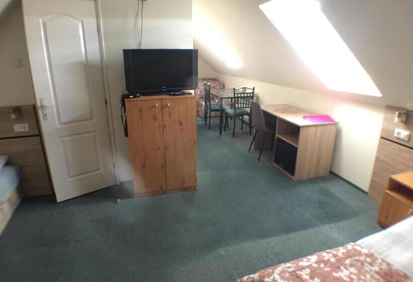 غرفة قياسية رباعية, Patavár Panzió étterem