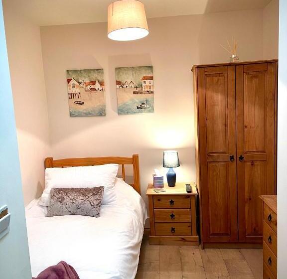 غرفة قياسية فردية, The King & Queen