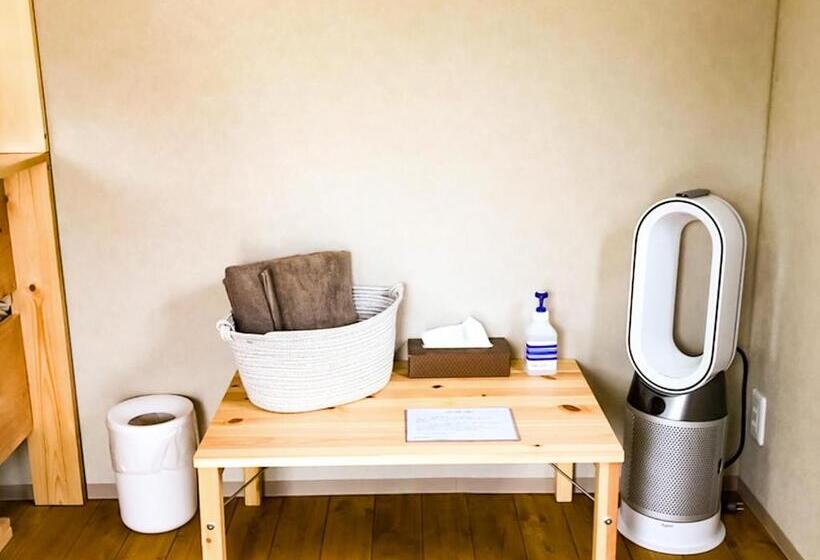 غرفة إقتصادية, The Room