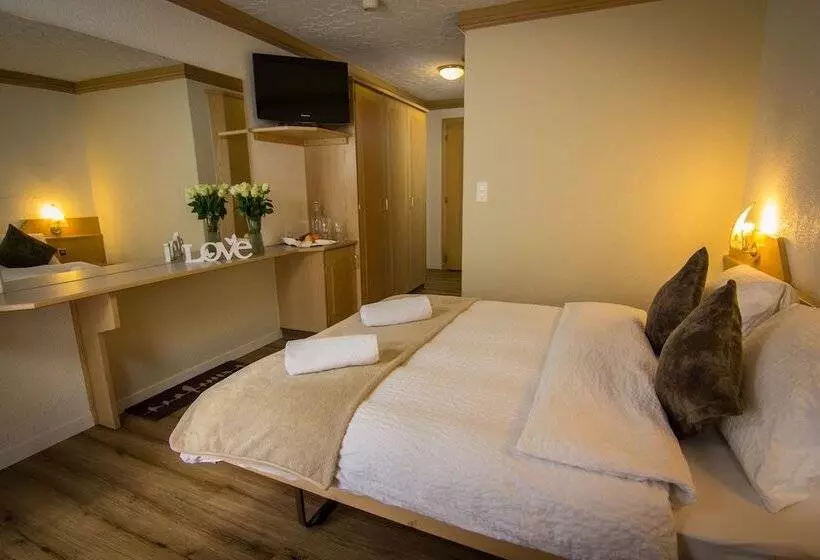 Suite Familiar, Bristol
