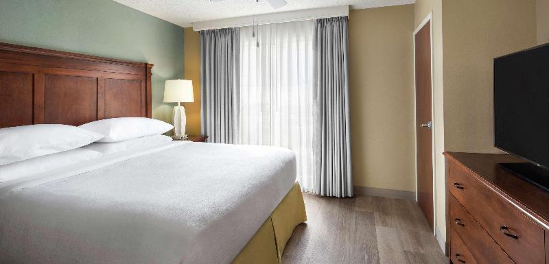 带大床的套房, Embassy Suites By Hilton Destin Miramar Beach