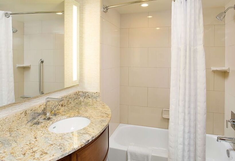 מיטת קינג בסוויטה, Embassy Suites By Hilton Destin Miramar Beach