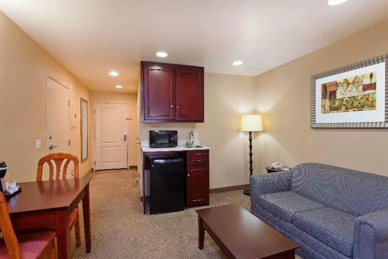 キングサイズベッドのスイートルーム, Holiday Inn Express Hotel & Suites Los Angeles Airport Hawthorne, An Ihg