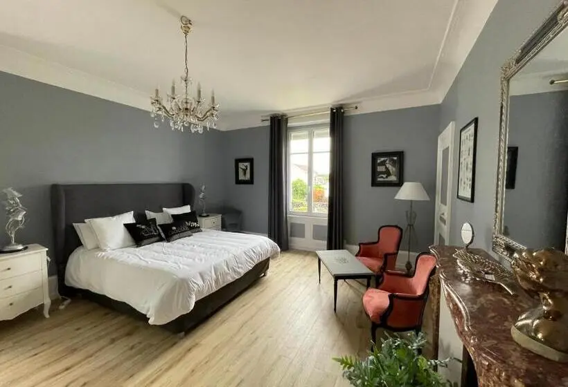 スタンダードルーム, La Maison Bleue « la Charade »