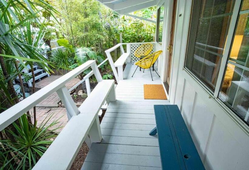 디럭스 룸, Smiley S Saloon &