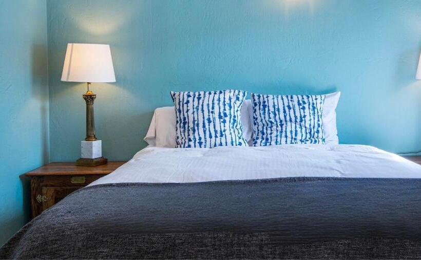 חדר דלוקס, Smiley S Saloon &