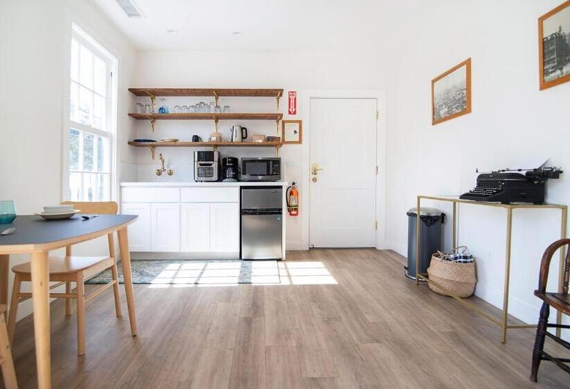 침실 1개 발코니 아파트, Smiley S Saloon &