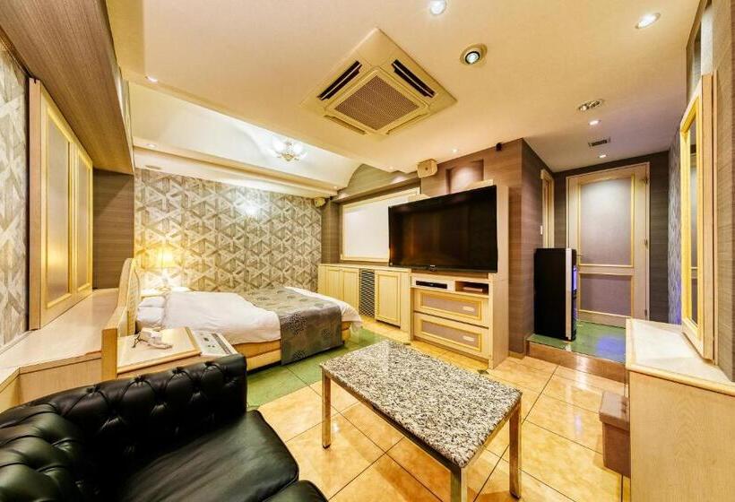 غرفة ديلوكس, Luna Izumiotsu