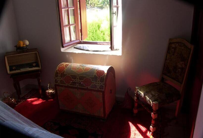 اتاق خانوادگی با چشم‌انداز باغ, Ferme Walila