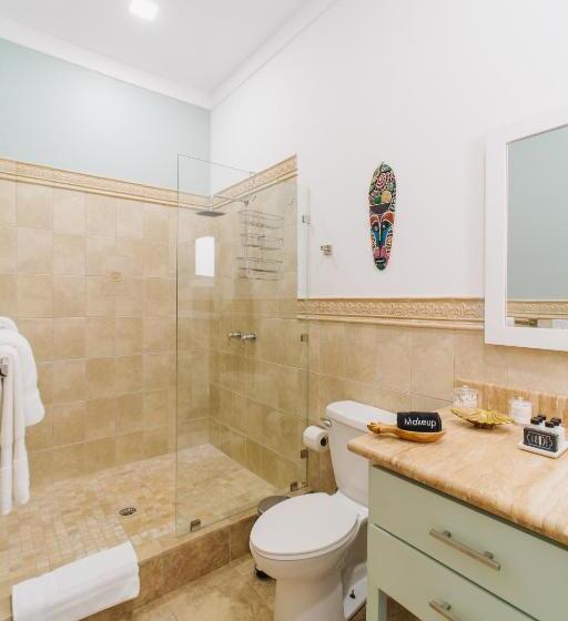 سوئیت با تخت بزرگ, Blue Roatan Resort