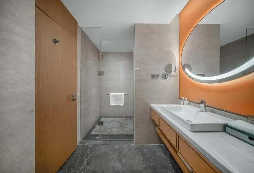 キングサイズベッドのスタンダードルーム, Holiday Inn Luzhou Longjian By Ihg