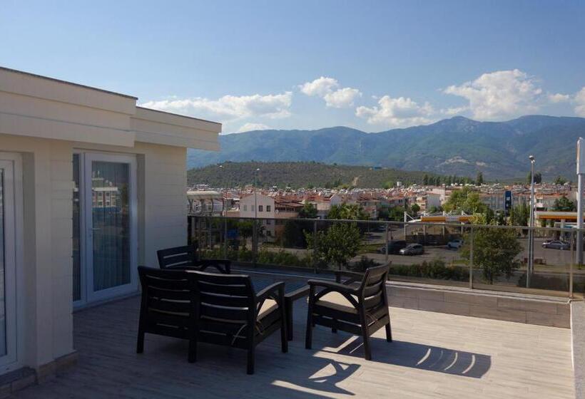 סוויטה עם טרסה, L Opera Deluxe