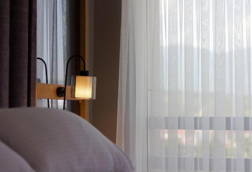 סוויטה עם טרסה, L Opera Deluxe