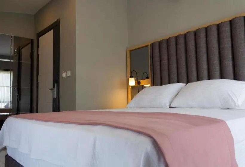Suite with Terrace, L Opera Deluxe