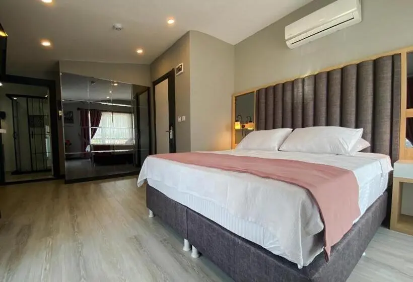 Suite with Terrace, L Opera Deluxe