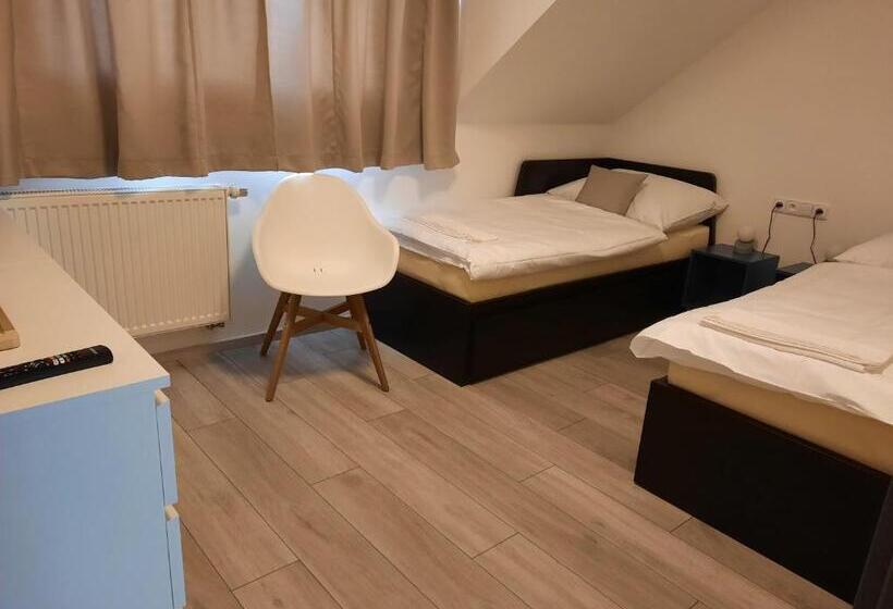 חדר משפחתי, Penzion Zahrada Nad řekou, Restaurace A Kavárna   Parkování Grátis