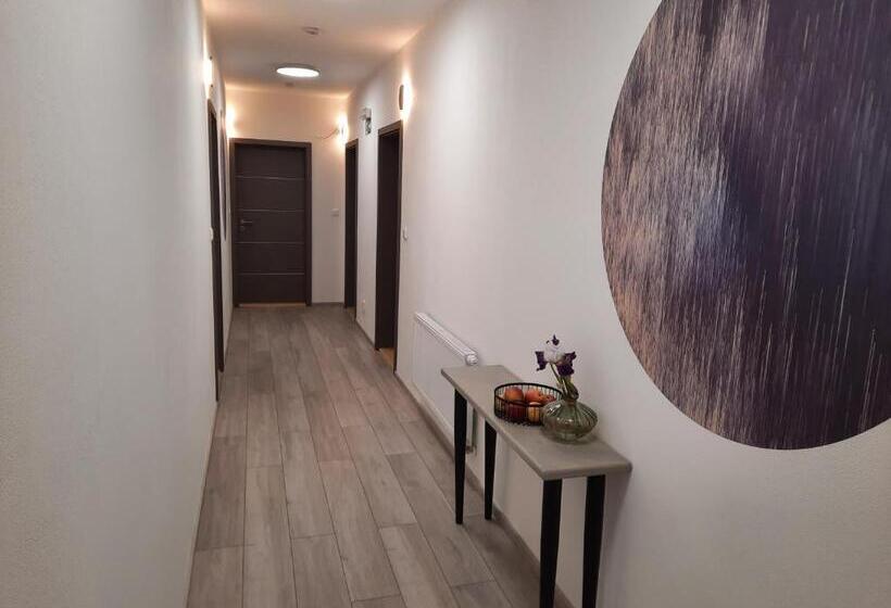 Номер Стандарт Трехместный, Penzion Zahrada Nad řekou, Restaurace A Kavárna   Parkování Grátis