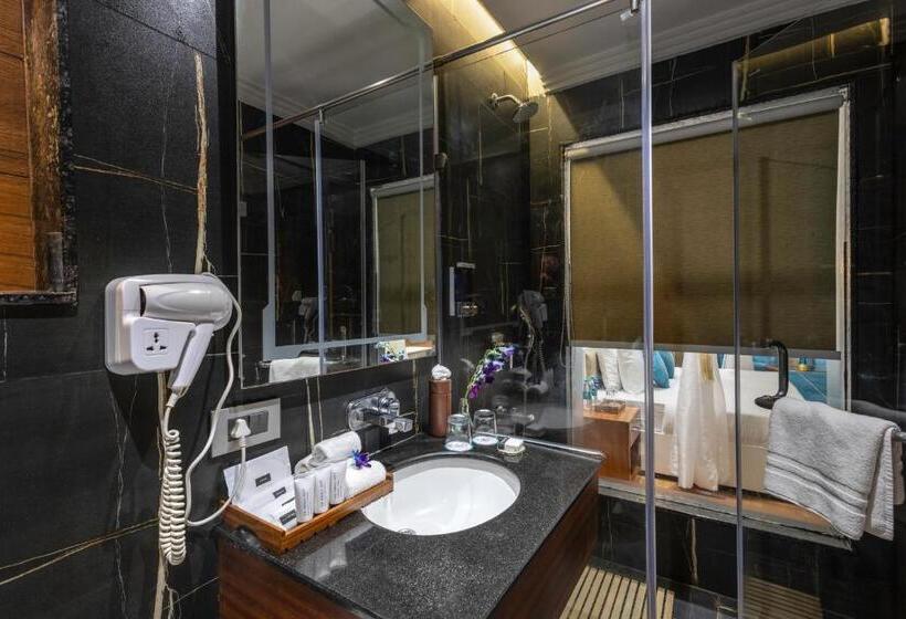 Quarto Deluxe, Clarion Hotel Dehradun