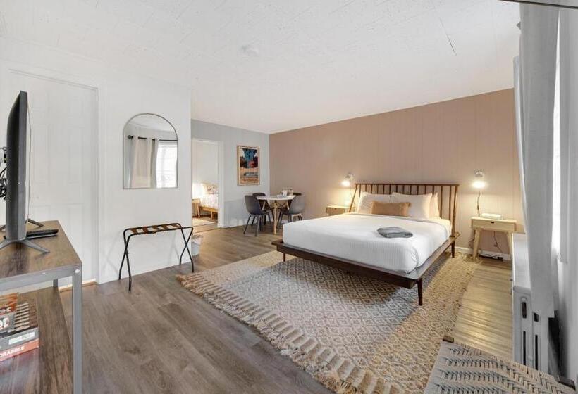 غرفة عائلية, Al & Sally S Motel