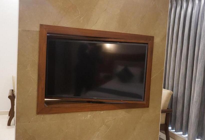 מיטת קינג בסוויטה, Comfort Inn Dhaliwals, Gurgaon