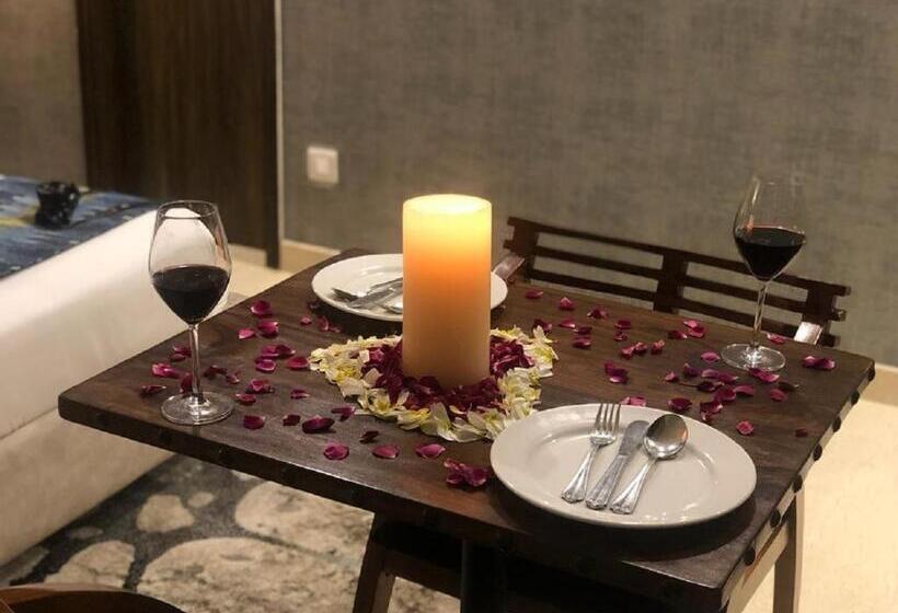 Suite King Bed, Comfort Inn Dhaliwals, Gurgaon