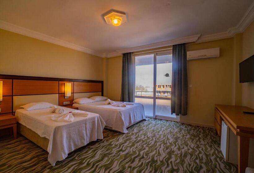 基本三人间, Prenses Sealine Beach