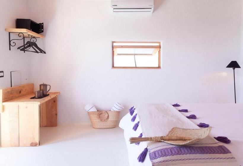 غرفة قياسية مطلّة علي البحر, The White Lodge