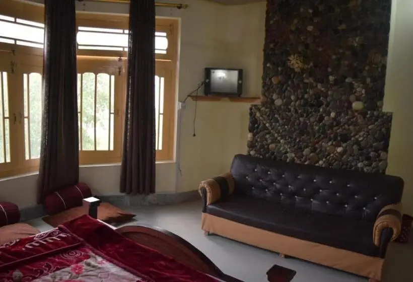 اتاق استاندارد با چشم‌انداز کوهستان, Chitral Green Guest House