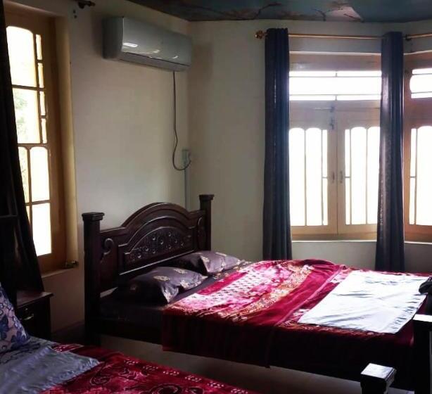 اتاق استاندارد با چشم‌انداز کوهستان, Chitral Green Guest House