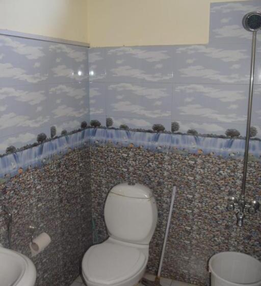 اتاق استاندارد چهارنفره با چشم‌انداز باغ, Chitral Green Guest House