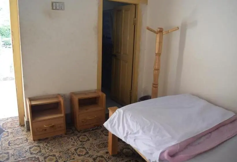 اتاق استاندارد چهارنفره با چشم‌انداز باغ, Chitral Green Guest House